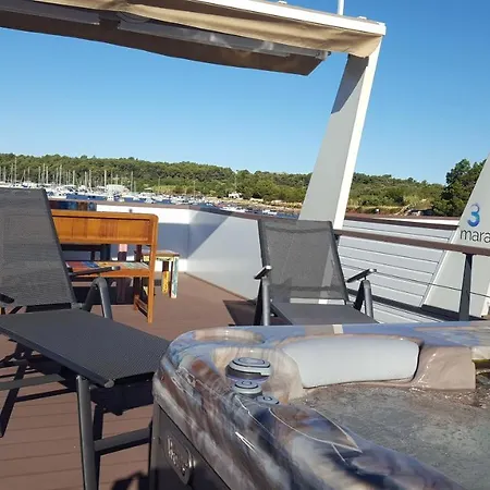 Πλωτό κατάλυμα House Boat - Floating House Sofia Πούλα