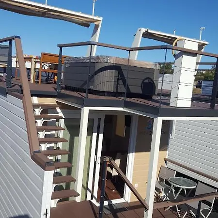 Hausboot - Floating House Sofia Ботель