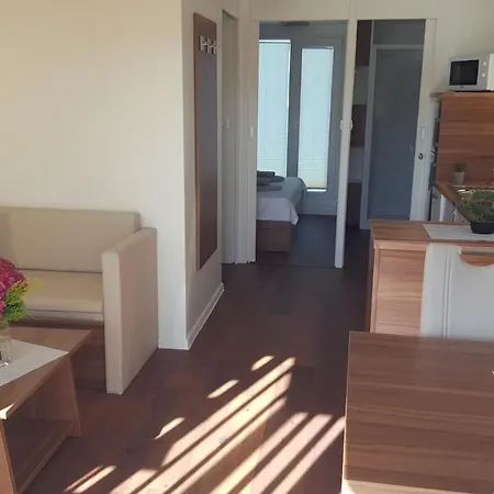 Hausboot - Floating House Sofia Ботель