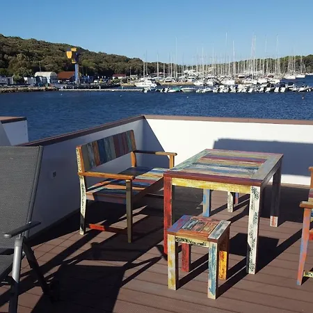 House Boat - Floating House Sofia プーラ