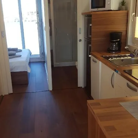 Πλωτό κατάλυμα House Boat - Floating House Sofia Πούλα