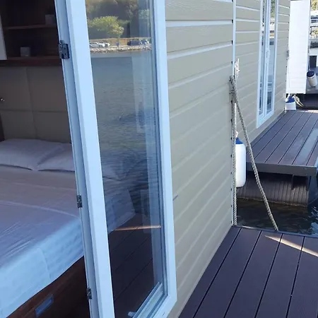 House Boat - Floating House Sofia * プーラ