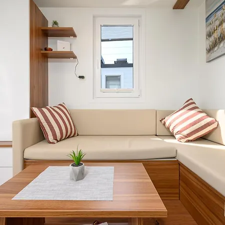 Πλωτό κατάλυμα House Boat - Floating House Sofia *