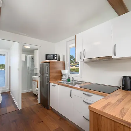 Hausboot - Floating House Sofia * Пула