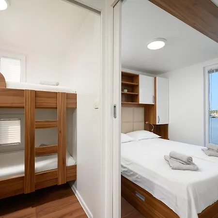 Hausboot - Floating House Sofia Ботель