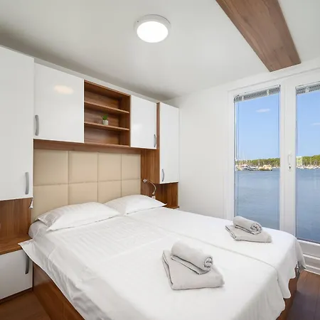 Πλωτό κατάλυμα House Boat - Floating House Sofia