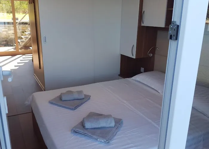 Hausboot - Floating House Sofia 풀라