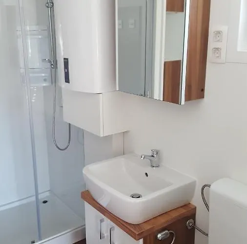 Hausboot - Floating House Sofia 보트호텔