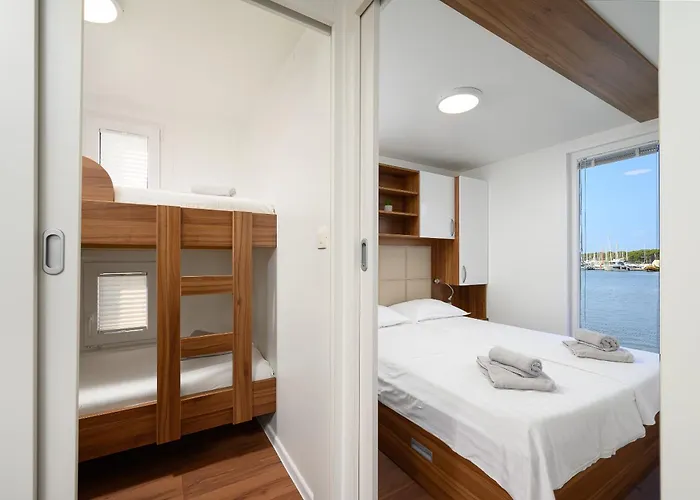 Hausboot - Floating House Sofia Botel