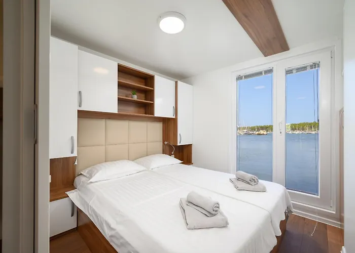 Botel Hausboot - Floating House Sofia