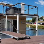 Hausboot - Floating House Sofia 보트호텔 *