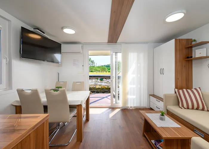 Hausboot - Floating House Sofia Botel Pula