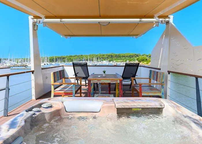 Hausboot - Floating House Sofia Botel Pula